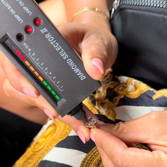 ***SOLD*** 10K gold + little diamonds size 6.5 - Picture 7 of 7